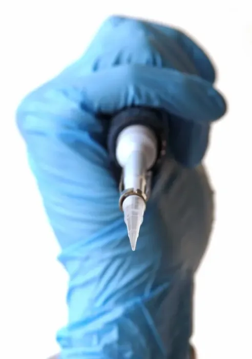 Gerahmter Druck : Pipette. Die Pipette wird im Handschuh gehalten Gerahmter Druck : Pipette. Die Pipette wird im Handschuh gehalten