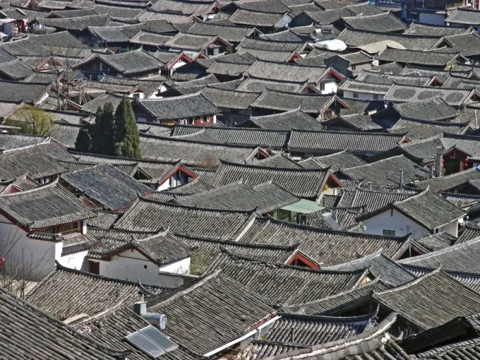 Gerahmter Druck : Rooftops. Dächerte auf dem alten Stadtteil von Lijiang im Yunnan-China Gerahmter Druck : Rooftops. Dächerte auf dem alten Stadtteil von Lijiang im Yunnan-China