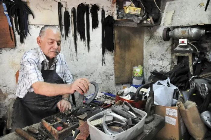 Gerahmter Druck : Shoemaker. Ein Schuhmacher in seinem Werkstatt Gerahmter Druck : Shoemaker. Ein Schuhmacher in seinem Werkstatt