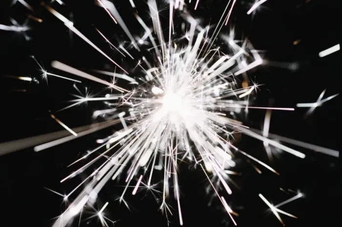 Gerahmter Druck : Sparkler. Zunder glüht, um ein silbernes Feuer zu erzeugen Gerahmter Druck : Sparkler. Zunder glüht, um ein silbernes Feuer zu erzeugen