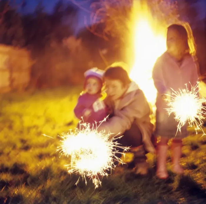 Gerahmter Druck : Sparklers. MODELL FREIGEBEN. Glüherzugehen Gerahmter Druck : Sparklers. MODELL FREIGEBEN. Glüherzugehen