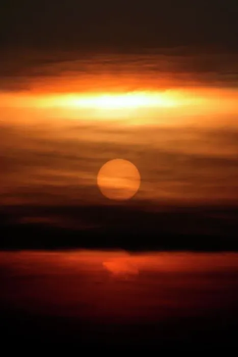Gerahmter Druck : Sunset. Sonnenuntergang, Sonne hinter Wolken sinkt Gerahmter Druck : Sunset. Sonnenuntergang, Sonne hinter Wolken sinkt