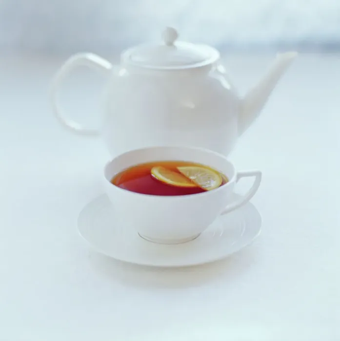Gerahmter Druck : Tea. Kaffeebecher und Tasse mit Tee, der auf einen Scheiben von Zitronen serviert wird Gerahmter Druck : Tea. Kaffeebecher und Tasse mit Tee, der auf einen Scheiben von Zitronen serviert wird