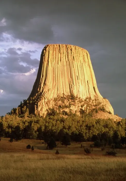 Gerahmter Druck : Blick auf Devils Tower, ein Basaltschwamm Gerahmter Druck : Blick auf Devils Tower, ein Basaltschwamm