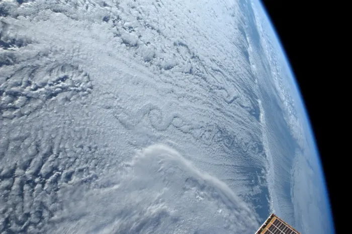 Gerahmter Druck : Vom Karman-Vortex-Stratocumuluswetterbild, ISS-Bild Gerahmter Druck : Vom Karman-Vortex-Stratocumuluswetterbild, ISS-Bild
