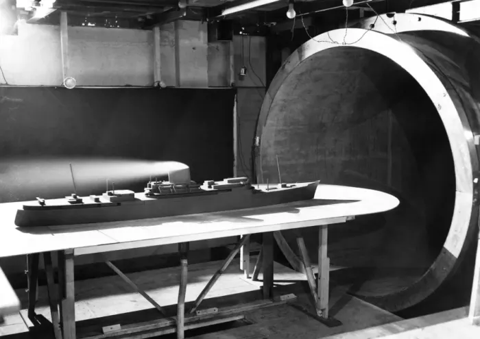 Gerahmter Druck : Luftkanalenschiff-Testen, 1952 Gerahmter Druck : Luftkanalenschiff-Testen, 1952