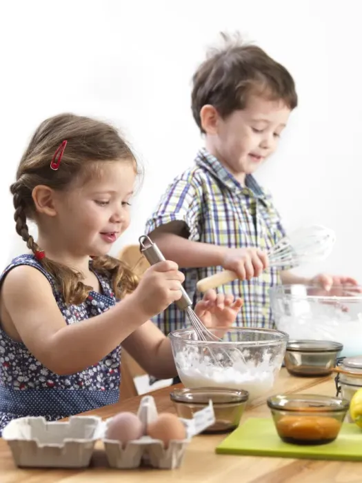 Gerahmter Druck : Junge Kinder backen Gerahmter Druck : Junge Kinder backen