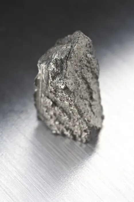 Gerahmter Druck : Yttrium ist ein Sample des seltmen Erdenmetalls Yttrium (Y) Gerahmter Druck : Yttrium ist ein Sample des seltmen Erdenmetalls Yttrium (Y)