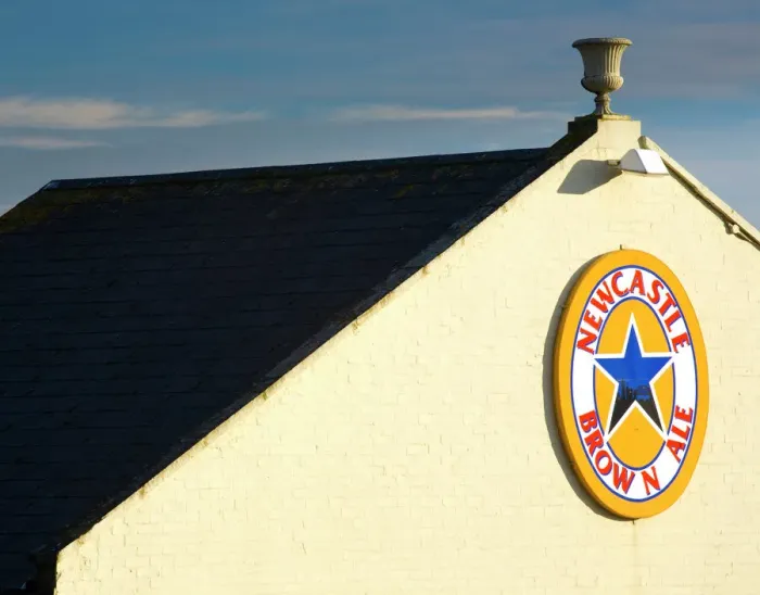 Gerahmter Druck : England, Tyne und Wear, Neukastl Königstein. Die Biermarke Newcastler Brau hat seit 1927 auf Tyneside hergestellt worden; die Rezeptform blieb unverändert bis zum Beginn der Dreißigerjahre. Traditionell wird das Getränk nördlich des Flusses in der Stadt Neukastl gebraut Gerahmter Druck : England, Tyne und Wear, Neukastl Königstein. Die Biermarke Newcastler Brau hat seit 1927 auf Tyneside hergestellt worden; die Rezeptform blieb unverändert bis zum Beginn der Dreißigerjahre. Traditionell wird das Getränk nördlich des Flusses in der Stadt Neukastl gebraut