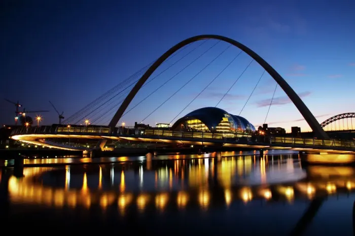 Gerahmter Druck : England, Tyne und Wear, Newcastle upon Tyne. Die Milleniumsbrücke und der Fluss Tyne Gerahmter Druck : England, Tyne und Wear, Newcastle upon Tyne. Die Milleniumsbrücke und der Fluss Tyne