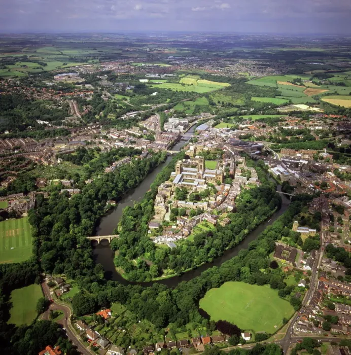 Gerahmter Druck : Luftaufnahme einer Stadt mit Durhamsburg, einem mittelalterlichen Schloss und der Normandischen Kathedrale Gerahmter Druck : Luftaufnahme einer Stadt mit Durhamsburg, einem mittelalterlichen Schloss und der Normandischen Kathedrale