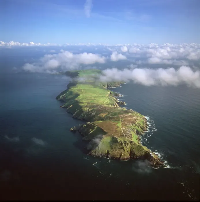 Gerahmter Druck : Luftbild von der Lundy-Insel vom Norden nach Süden über den Bristolkanal Gerahmter Druck : Luftbild von der Lundy-Insel vom Norden nach Süden über den Bristolkanal