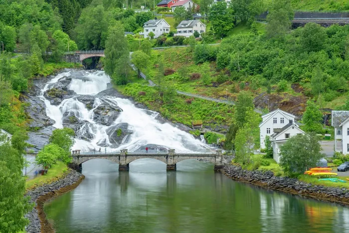 Gerahmter Druck : Luftbildansicht des Hellesylt-Wasserfalls in Hellesylt, Sunnylvsfjorden, Stranda Municipality, Norwegen, Skandinavien, Europa. Gerahmter Druck : Luftbildansicht des Hellesylt-Wasserfalls in Hellesylt, Sunnylvsfjorden, Stranda Municipality, Norwegen, Skandinavien, Europa.