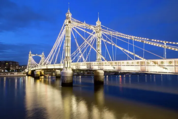 Gerahmter Druck : Brücke Albert und Fluss Themse bei Nacht in Chelsea, London im Vereinigten Königreich Europa Gerahmter Druck : Brücke Albert und Fluss Themse bei Nacht in Chelsea, London im Vereinigten Königreich Europa