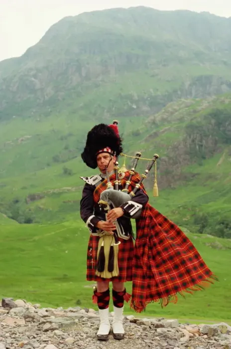 Gerahmter Druck : Schottischer Pfeifer aus Glencoe Gerahmter Druck : Schottischer Pfeifer aus Glencoe