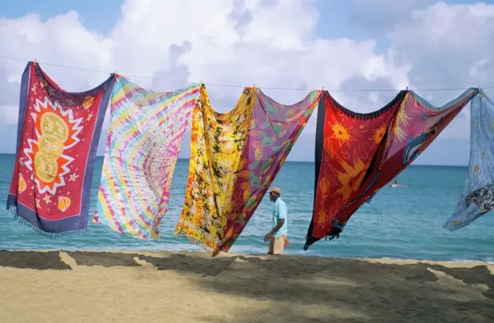 Gerahmter Druck : Batik auf der Linie am Strand Gerahmter Druck : Batik auf der Linie am Strand