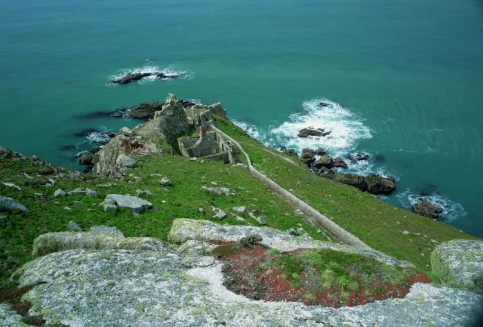 Gerahmter Druck : Batteriepunkt auf der Insel Lundy im County Devon in England im Vereinigten Königreich Europa Gerahmter Druck : Batteriepunkt auf der Insel Lundy im County Devon in England im Vereinigten Königreich Europa