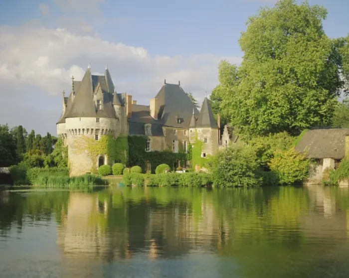 Gerahmter Druck : Das Schloss Bazouges und der Fluss Loir in Sarthe im Pays de la Loire im Bogenland Gerahmter Druck : Das Schloss Bazouges und der Fluss Loir in Sarthe im Pays de la Loire im Bogenland