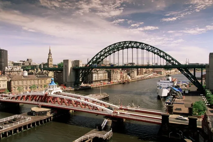Gerahmter Druck : Brücken über den Fluss Tyne in Newcastle-upon-Tyne im Grafschaft Tyne und Wear in England