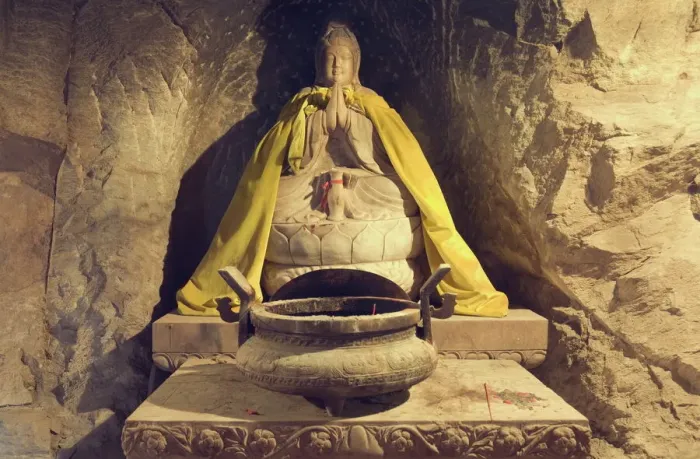 Gerahmter Druck : Statue des Buddhas in einer Höhle im Tanzhe-Tempel in Peking (China), Asien Gerahmter Druck : Statue des Buddhas in einer Höhle im Tanzhe-Tempel in Peking (China), Asien