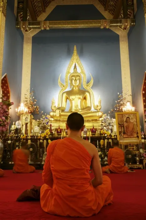 Gerahmter Druck : Buddhismus-Mönch betet Gerahmter Druck : Buddhismus-Mönch betet