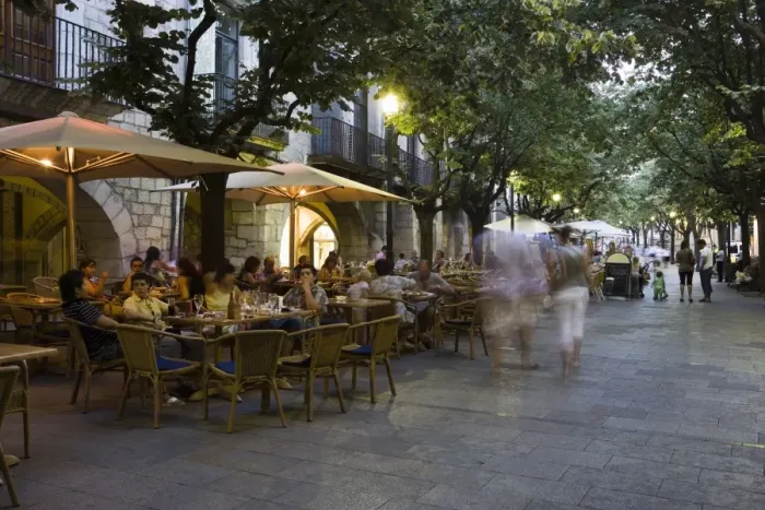 Gerahmter Druck : Kaffeehaus an der Rambla Llibertat Gerahmter Druck : Kaffeehaus an der Rambla Llibertat