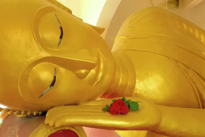 Gerahmter Druck : Enge Näherung zu dem Kopf einer liegenden Buddha-Statue Gerahmter Druck : Enge Näherung zu dem Kopf einer liegenden Buddha-Statue