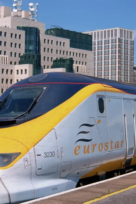 Gerahmter Druck : Enge Näherung eines Triebfahrzeugs der Eurostar in London (England), Vereinigtes Königreich, Europa Gerahmter Druck : Enge Näherung eines Triebfahrzeugs der Eurostar in London (England), Vereinigtes Königreich, Europa