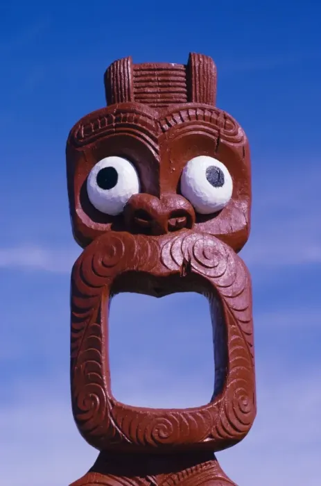 Gerahmter Druck : Enge Näherung zu einer Māori-Statue Gerahmter Druck : Enge Näherung zu einer Māori-Statue