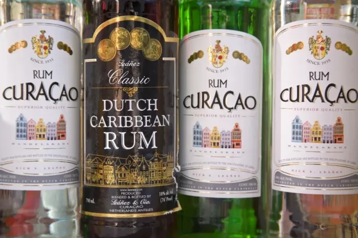Gerahmter Druck : Kuraasko-Rum Flaschen Gerahmter Druck : Kuraasko-Rum Flaschen