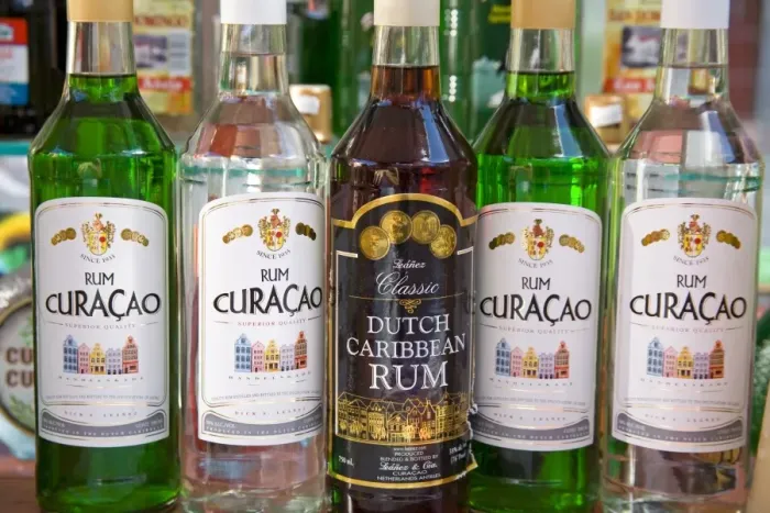 Gerahmter Druck : Kuraçaorum Flaschen Gerahmter Druck : Kuraçaorum Flaschen