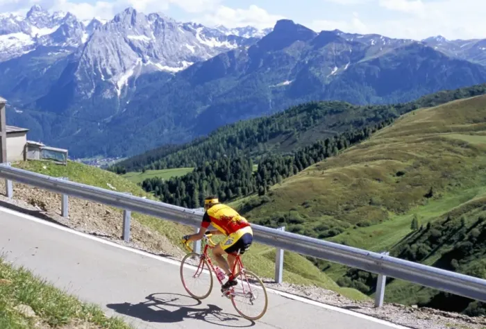 Gerahmter Druck : Radfahrer über den Sellapass Gerahmter Druck : Radfahrer über den Sellapass
