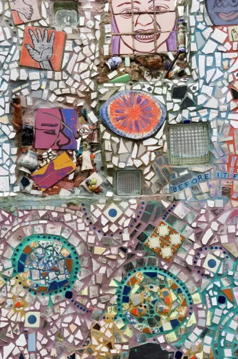 Gerahmter Druck : Zerstörung von Mustern im Glas, Spiegeln und Keramik sowie anderen Fragmenten von Objekten eingebettet in Stuck durch den Bildhauer Isaiah Zagar an der Südstraße in Philadelphia (Pennsylvania), Vereinigte Staaten von Amerika Gerahmter Druck : Zerstörung von Mustern im Glas, Spiegeln und Keramik sowie anderen Fragmenten von Objekten eingebettet in Stuck durch den Bildhauer Isaiah Zagar an der Südstraße in Philadelphia (Pennsylvania), Vereinigte Staaten von Amerika