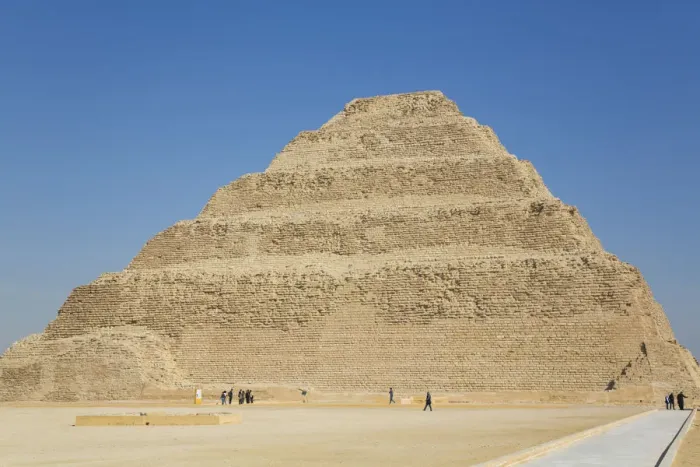 Gerahmter Druck : Die Djoser-Step-Pyramide, Schrittpyramiden-Komplex, Weltkulturerbe der UNESCO und Saqqara Gerahmter Druck : Die Djoser-Step-Pyramide, Schrittpyramiden-Komplex, Weltkulturerbe der UNESCO und Saqqara