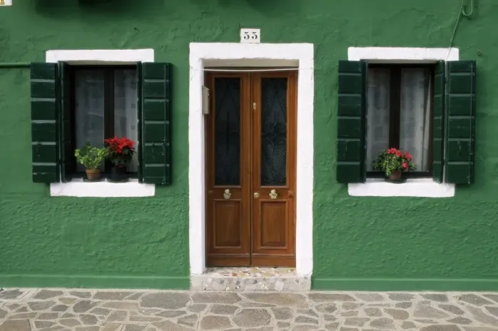 Gerahmter Druck : Tür und Fenster eines Hauses Gerahmter Druck : Tür und Fenster eines Hauses