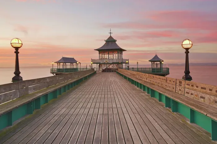 Gerahmter Druck : Ein Sonnenuntergangsaufnahme von Clevedons Pier im Ortsteil Clevedon am Küstenabschnitt des Bristolkanals in Südengland Gerahmter Druck : Ein Sonnenuntergangsaufnahme von Clevedons Pier im Ortsteil Clevedon am Küstenabschnitt des Bristolkanals in Südengland