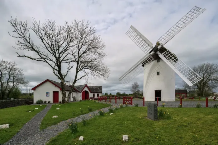Gerahmter Druck : Windmühle Elphin, Grafschaft Roscommon im Bannseebezirk der Republik Irland in Europa Gerahmter Druck : Windmühle Elphin, Grafschaft Roscommon im Bannseebezirk der Republik Irland in Europa