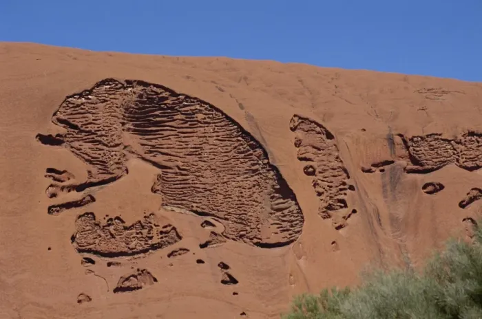 Gerahmter Druck : Verwitterungsmuster, Ayers Rock (Uluru), Weltkulturerbe der UNESCO im Nordterritorium Gerahmter Druck : Verwitterungsmuster, Ayers Rock (Uluru), Weltkulturerbe der UNESCO im Nordterritorium