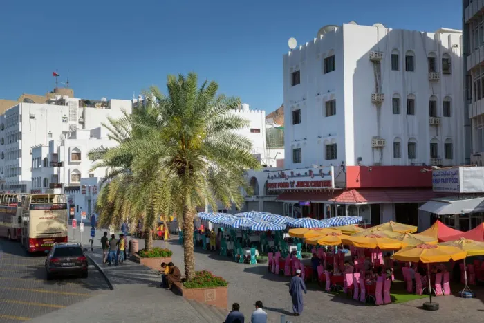 Gerahmter Druck : Abendansicht der Restaurants am Corniche in Muttrah, Muskat, Oman im Nahen Osten Gerahmter Druck : Abendansicht der Restaurants am Corniche in Muttrah, Muskat, Oman im Nahen Osten
