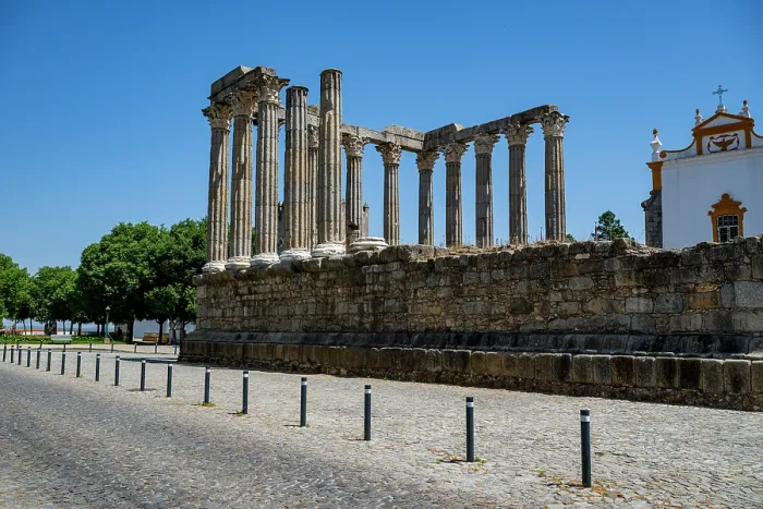 Gerahmter Druck : Erkundung der römischen Tempelreste in Évora, bemerkenswerte UNESCO-Stätte in Portugal mit historischer Bedeutung. Gerahmter Druck : Erkundung der römischen Tempelreste in Évora, bemerkenswerte UNESCO-Stätte in Portugal mit historischer Bedeutung.