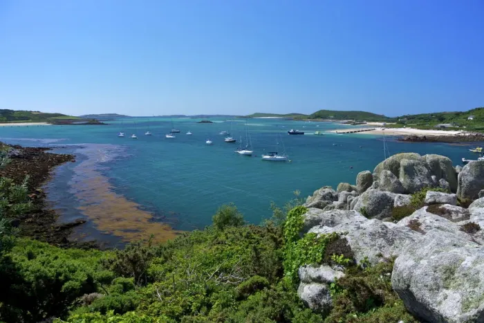 Gerahmter Druck : Franzmanns Point im Blick auf Bryher, Insel der Tresco-Inseln in den Äquatorinseln Gerahmter Druck : Franzmanns Point im Blick auf Bryher, Insel der Tresco-Inseln in den Äquatorinseln