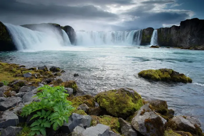 Gerahmter Druck : Gottafoss-Wasserfall (Wurf der Götter), zwischen Akureyri und Myvatn im Norden Gerahmter Druck : Gottafoss-Wasserfall (Wurf der Götter), zwischen Akureyri und Myvatn im Norden