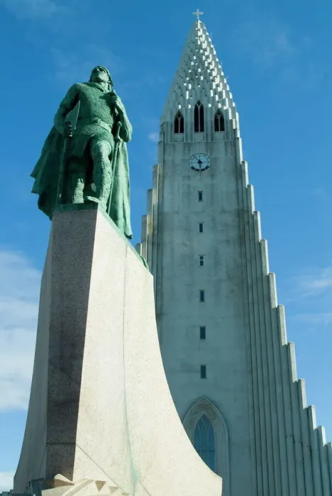 Gerahmter Druck : Hallegrimskirche mit Statue von Leifur Eiríkursson Gerahmter Druck : Hallegrimskirche mit Statue von Leifur Eiríkursson