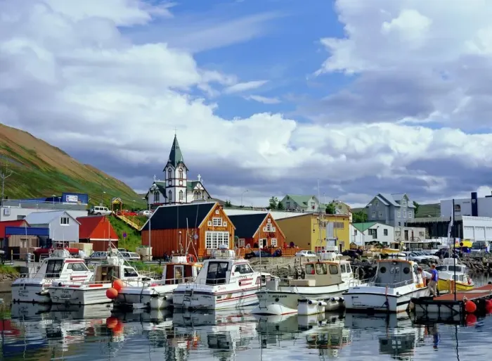 Gerahmter Druck : Der Hafen und Kai von Husavik. Gerahmter Druck : Der Hafen und Kai von Husavik.