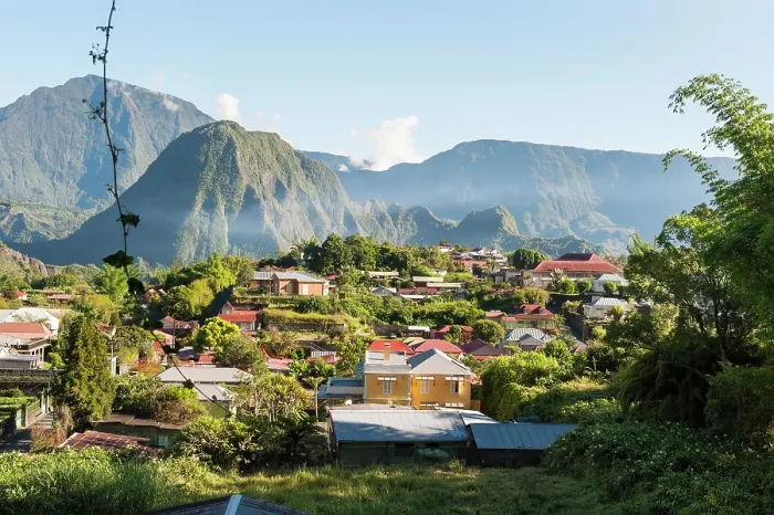 Gerahmter Druck : Hell-Bourg mit dem Piton d'Anchaing im Hintergrund, Cirque de Salazie, Réunion. Gerahmter Druck : Hell-Bourg mit dem Piton d'Anchaing im Hintergrund, Cirque de Salazie, Réunion.
