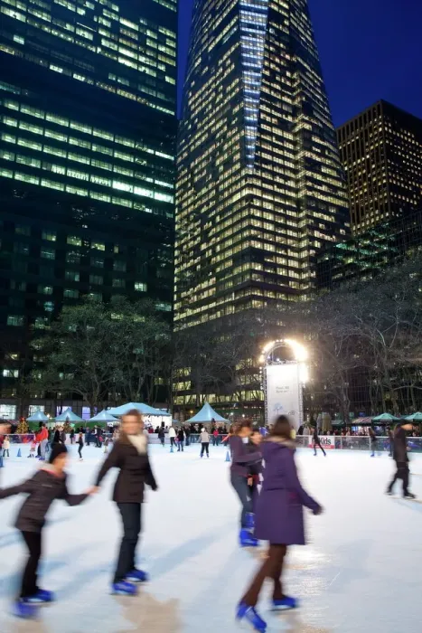 Gerahmter Druck : Eislaufbahn im Bryant-Park am Weihnachten in Manhattan, New Yorker Stadt Gerahmter Druck : Eislaufbahn im Bryant-Park am Weihnachten in Manhattan, New Yorker Stadt