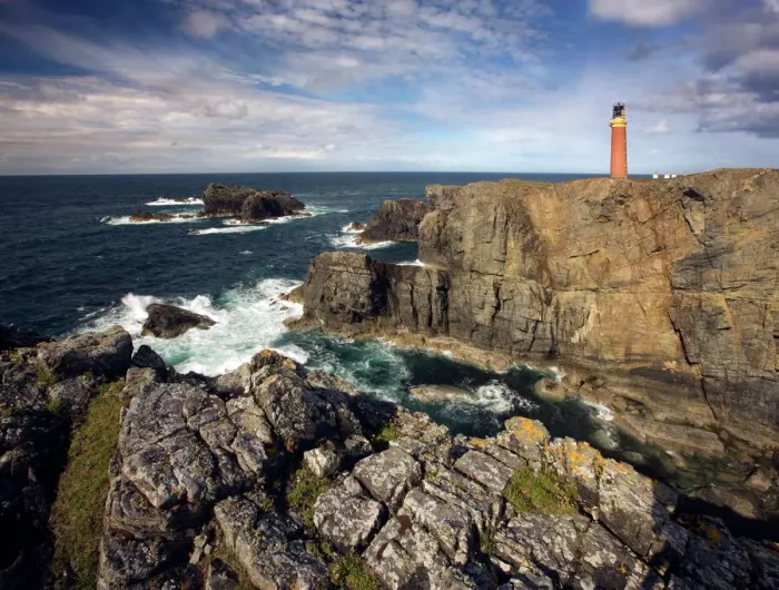 Gerahmter Druck : Felsen und Leuchtturm an der Spitze von Lewis, Insel von Lewis, Äußere Hebriden in Schottland Gerahmter Druck : Felsen und Leuchtturm an der Spitze von Lewis, Insel von Lewis, Äußere Hebriden in Schottland