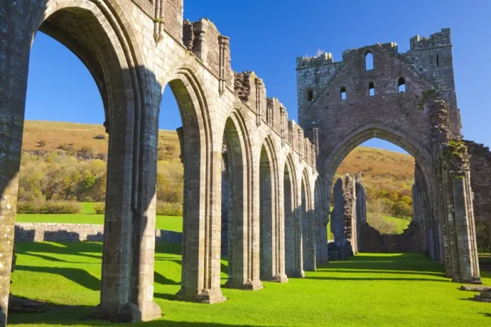 Gerahmter Druck : Llanthony Priori, Brekon Beacons, Wales (Vereinigtes Königreich), Europa