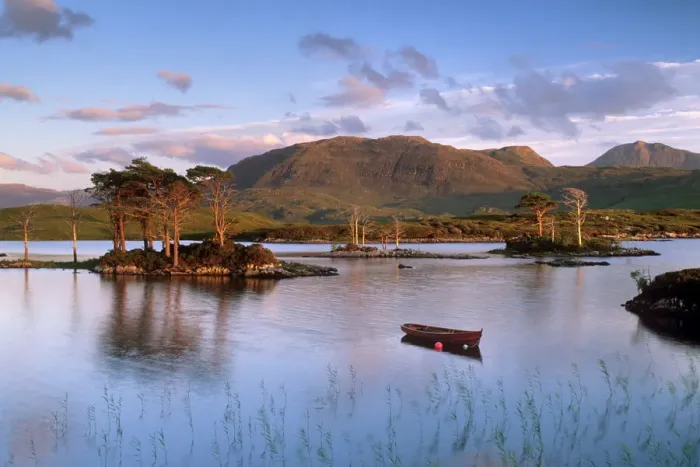 Gerahmter Druck : Loch Assynt ist ein See in Schottland, der nach dem Fluss Assyn im Highland County benannt wurde und für seine natürliche Schönheit bekannt ist Gerahmter Druck : Loch Assynt ist ein See in Schottland, der nach dem Fluss Assyn im Highland County benannt wurde und für seine natürliche Schönheit bekannt ist
