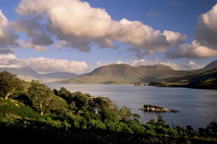 Gerahmter Druck : Loch Assynt ist ein See in Schottland, der nach dem Fluss Assyn im Highland County benannt wurde und als einer der schönsten Seen des Landes gilt. Der Name Loch Assynt leitet sich von den keltischen Wörtern 'loch' für See oder Wasser und 'assynt', das die Bezeichnung eines Bergs bezeichnet, ab Gerahmter Druck : Loch Assynt ist ein See in Schottland, der nach dem Fluss Assyn im Highland County benannt wurde und als einer der schönsten Seen des Landes gilt. Der Name Loch Assynt leitet sich von den keltischen Wörtern 'loch' für See oder Wasser und 'assynt', das die Bezeichnung eines Bergs bezeichnet, ab